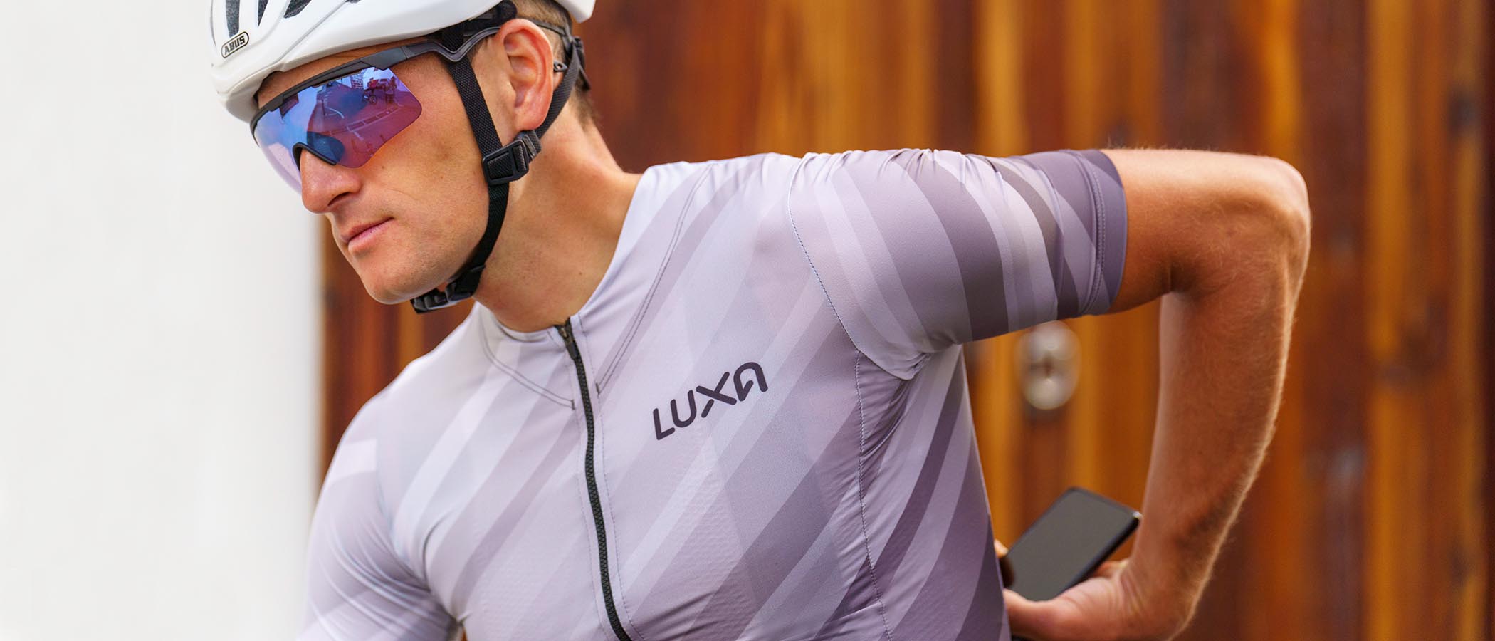 kolarz ubrany w szary str&oacute;j rowerowy Luxa pochdzący z kolekcji na sezon 2023